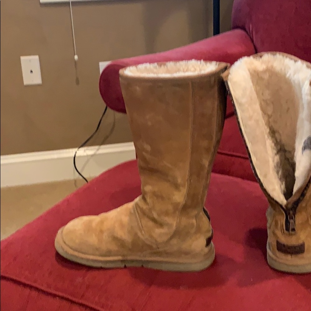 Gorgeous tan Uggs - Picture 3 of 6